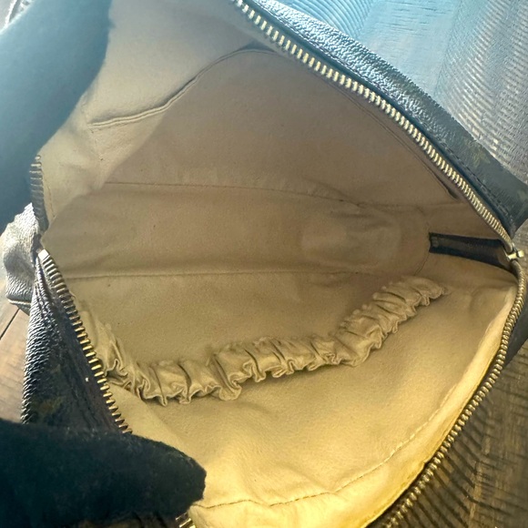 Louis Vuitton
Monogram Trousse Toilette 23 - Picture 9 of 15